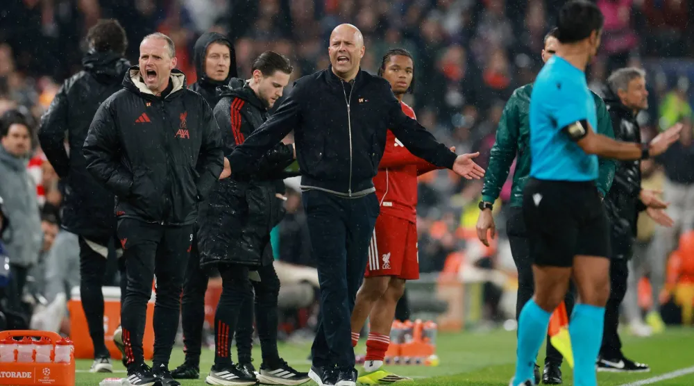 أعرب سلوت عن استيائه من قرار إلغاء ركلة جزاء لفريقه في الدقيقة 64 من مواجهة الإياب (رويترز)