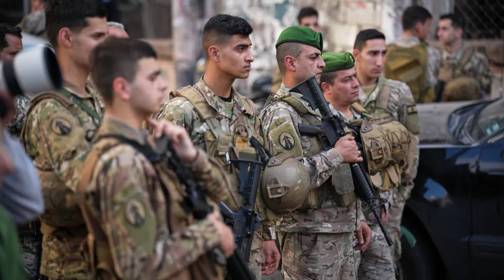 جنود من الجيش اللبناني ينتشرون في موقع غارة جوية إسرائيلية في بيروت (أ.ب)