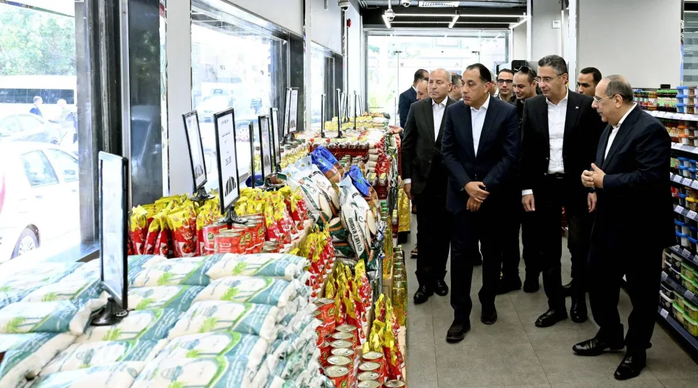 رئيس الوزراء المصري مصطفى مدبولي خلال تفقد أحد منافذ بيع السلع الشهر الماضي (وزارة التموين)