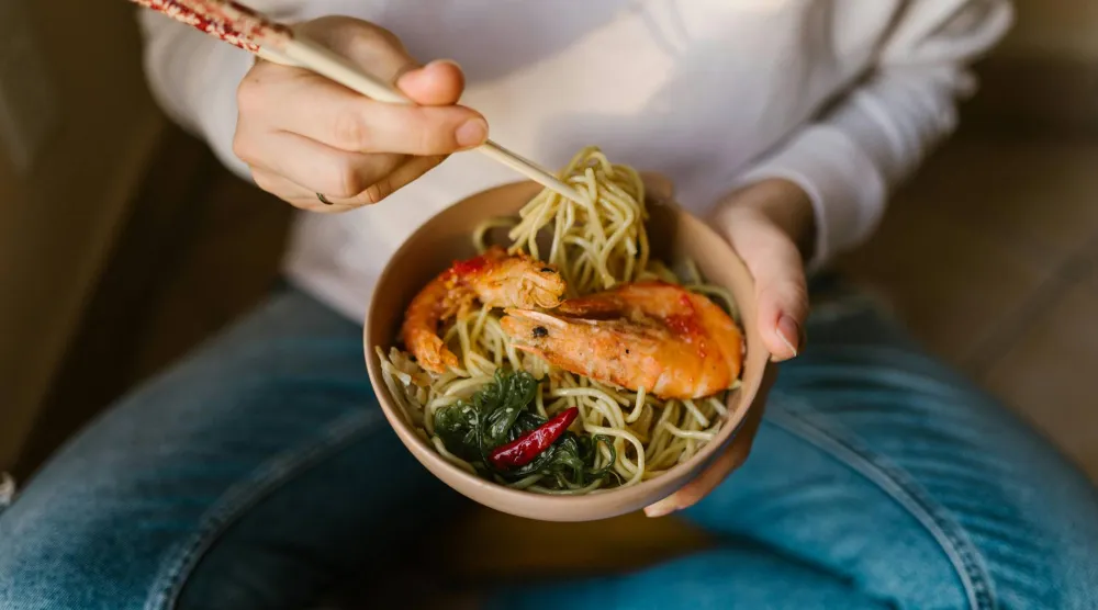 اليود يوجد في مجموعة من الأطعمة الشائعة مثل البيض والمأكولات البحرية مثل القريدس والتونة وسمك القد (بيكسلز)