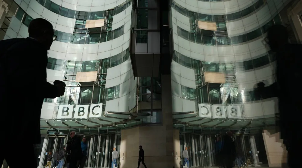 شعار «هيئة الإذاعة البريطانية» (بي بي سي BBC) خارج مقر الشركة في لندن، 12 نوفمبر 2025 (أ.ب)