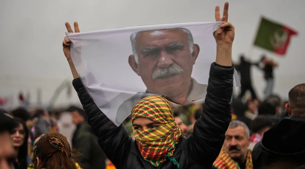 كردي يرفع صورة لأوجلان خلال احتفالات عيد النوروز في إسطنبول في 22 مارس الماضي (أ.ب)