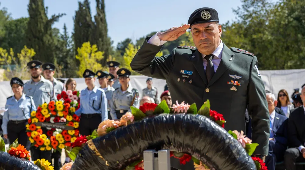 رئيس أركان الجيش الإسرائيلي إيال زامير خلال مراسم إحياء ذكرى يوم الهولوكوست (ذكرى محرقة اليهود) في نصب ياد فاشيم التذكاري للهولوكوست بالقدس - 14 أبريل 2026 (أ.ب)