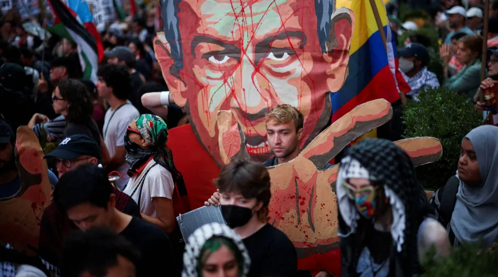 متظاهرون ضد نتنياهو في نيويورك خلال إلقائه كلمة في الأمم المتحدة سبتمبر الماضي (رويترز)