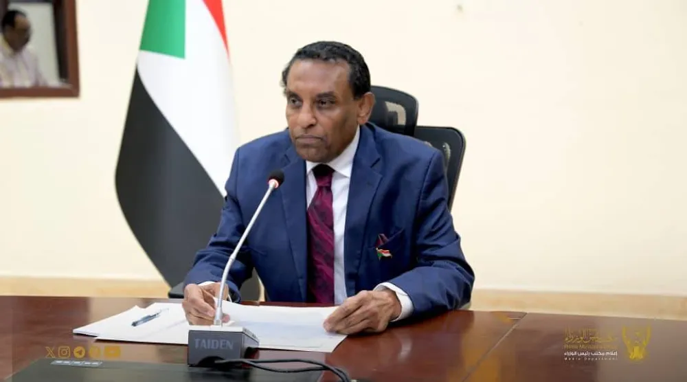 رئيس وزراء السودان كامل إدريس متحدثاً في مؤتمر صحافي بالخرطوم يوم الأربعاء (إعلام مجلس الوزراء)