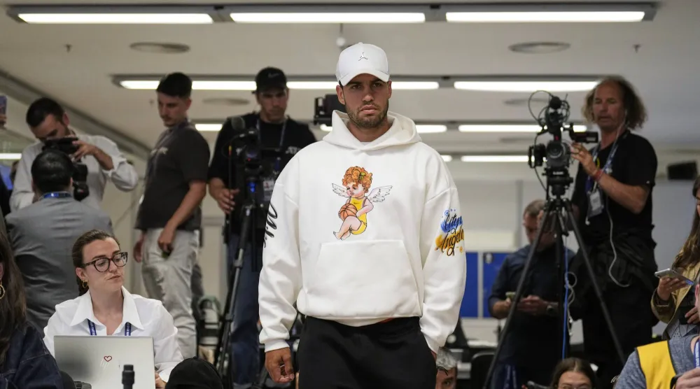 ألكاراس في قاعة الصحافيين قبل إعلانه نبأ انسحابه من البطولة (إ.ب.أ)