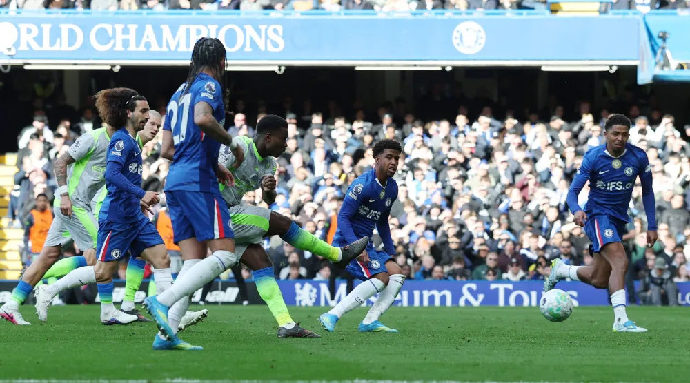 تسديدة مارك جيهي مدافع مانشستر سيتي في طريقها لمعانقة شباك تشيلسي (رويترز)