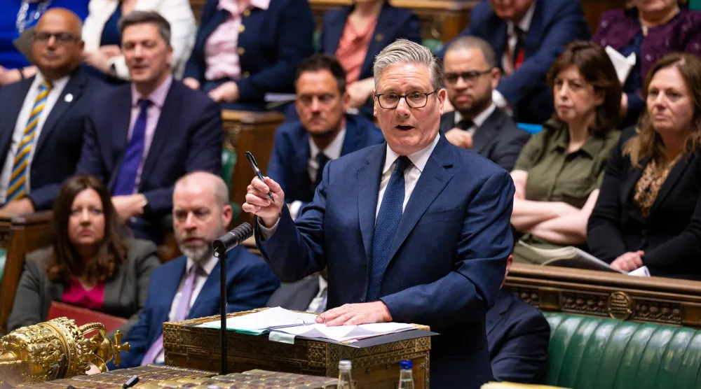 رئيس الوزراء البريطاني كير ستارمر يتحدث خلال جلسة استجواب رئيس الوزراء في مجلس العموم في لندن 15 أبريل 2026 (رويترز)