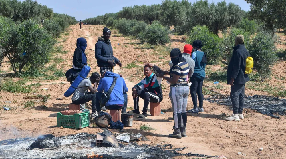 مجموعة من المهاجرين والمهاجرات الأفارقة بضواحي صفاقس (أ.ف.ب)