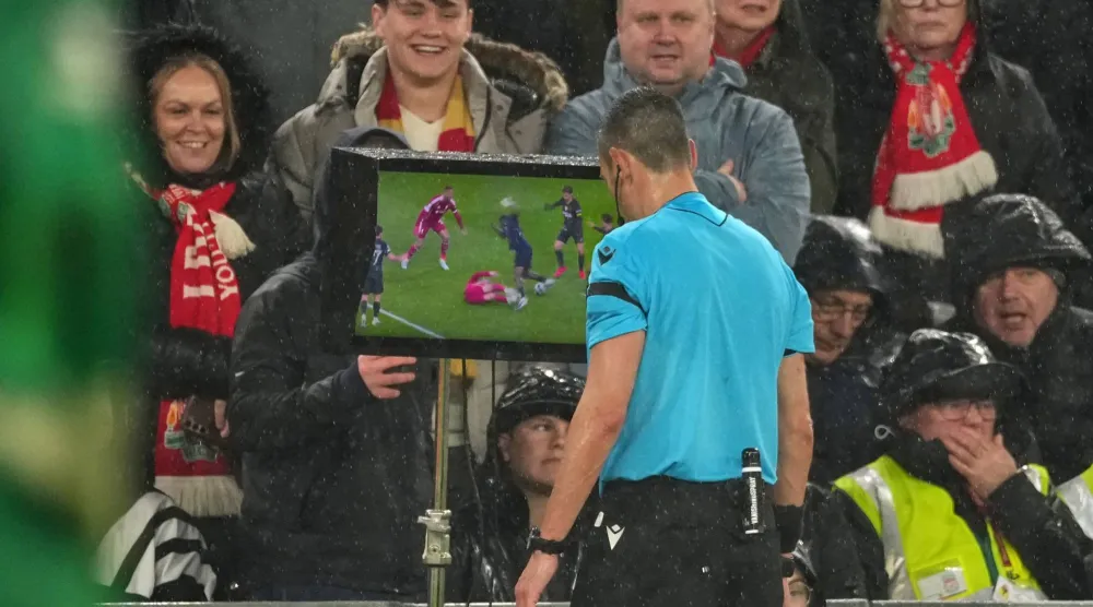 تقنية الفيديو المساعد شكلت تأثيراً ملموساً على أداء الحكام (أ.ب)