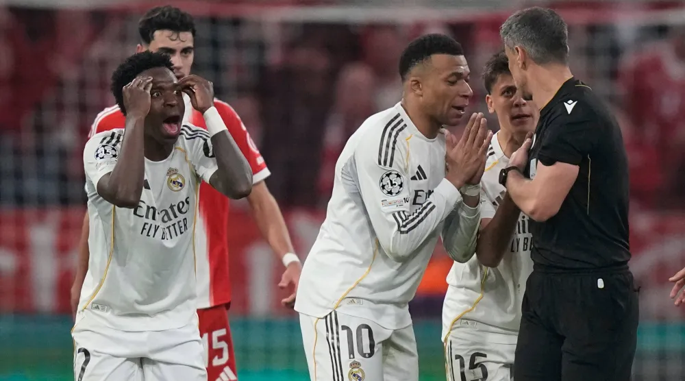 مبابي وفينيسيوس يحتجان على حكم المباراة (أ.ب)