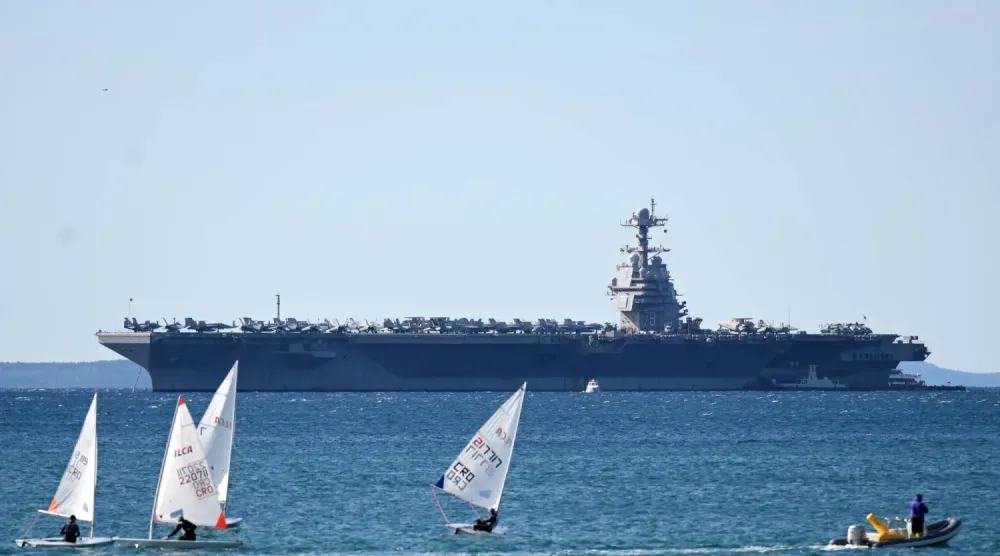 USS Gerald R. Ford uçak gemisi, gemide çıkan muharebe dışı bir yangının ardından onarım için Hırvatistan'ın Split kıyılarında demirledi (EPA)