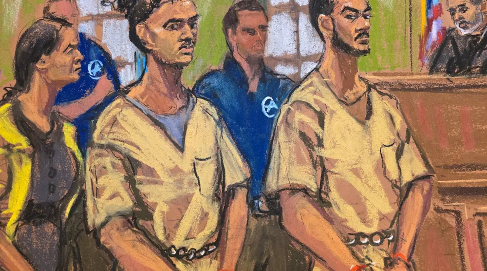  رسم توضيحي لأمير بالات وإبراهيم قيومي خلال مثولهما أمام محكمة فدرالية في نيويورك (رويترز)