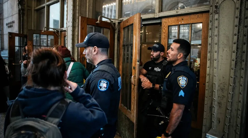 أرشيفية لأفراد من شرطة نيويورك عند مدخل مترو الأنفاق بعد إغلاقه نهاية الأسبوع الماضي (رويترز)