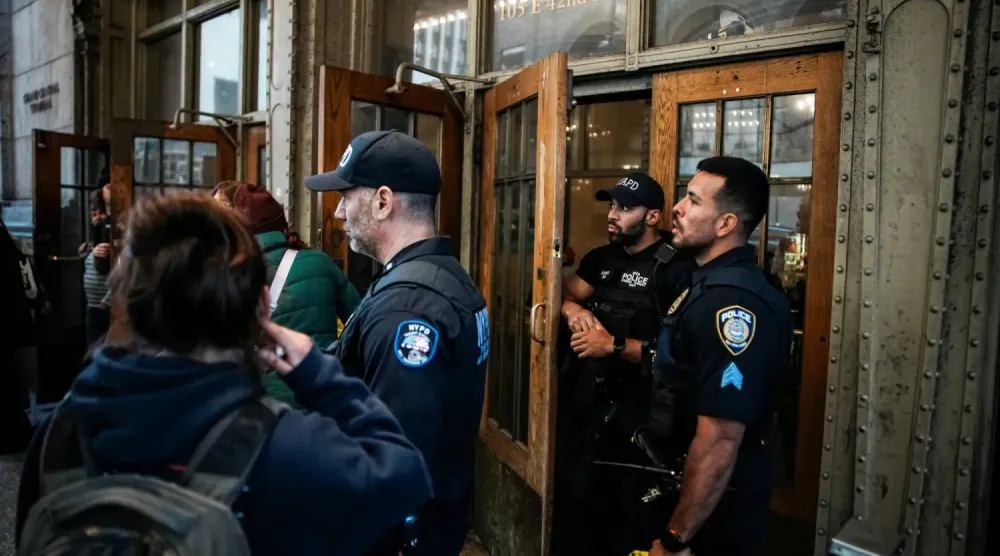 Geçtiğimiz hafta sonu metronun kapatılmasının ardından metro girişinde bulunan New York polisi (Reuters)
