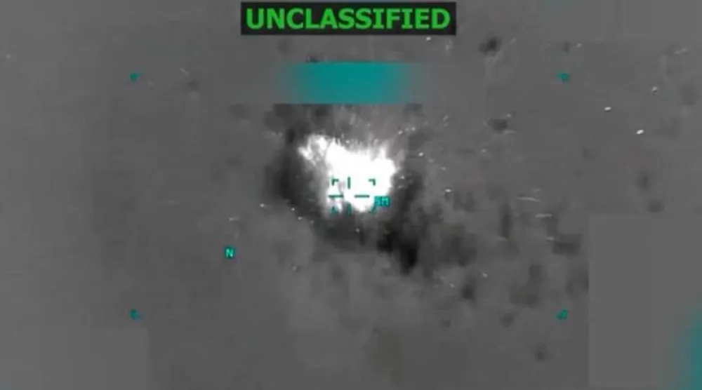 ضربة أميركية استهدفت قارباً يُشتبه في استخدامه لتهريب المخدرات في شرق المحيط الهادئ العام الماضي (أرشيفية - رويترز)