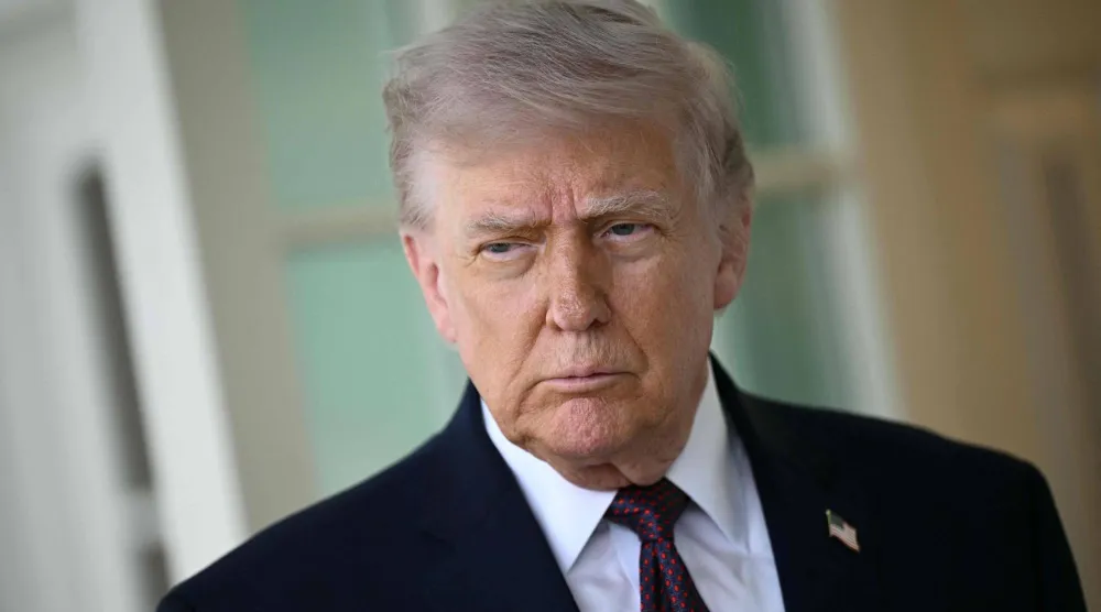 ترمب يتحدث إلى الصحافة خارج المكتب البيضاوي في البيت الأبيض (أ.ف.ب)