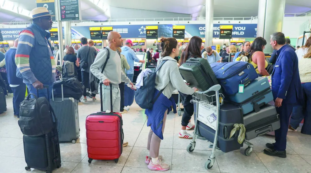 مسافرون ينتظرون في مبنى الركاب رقم «2» بمطار هيثرو (أرشيفية -رويترز)