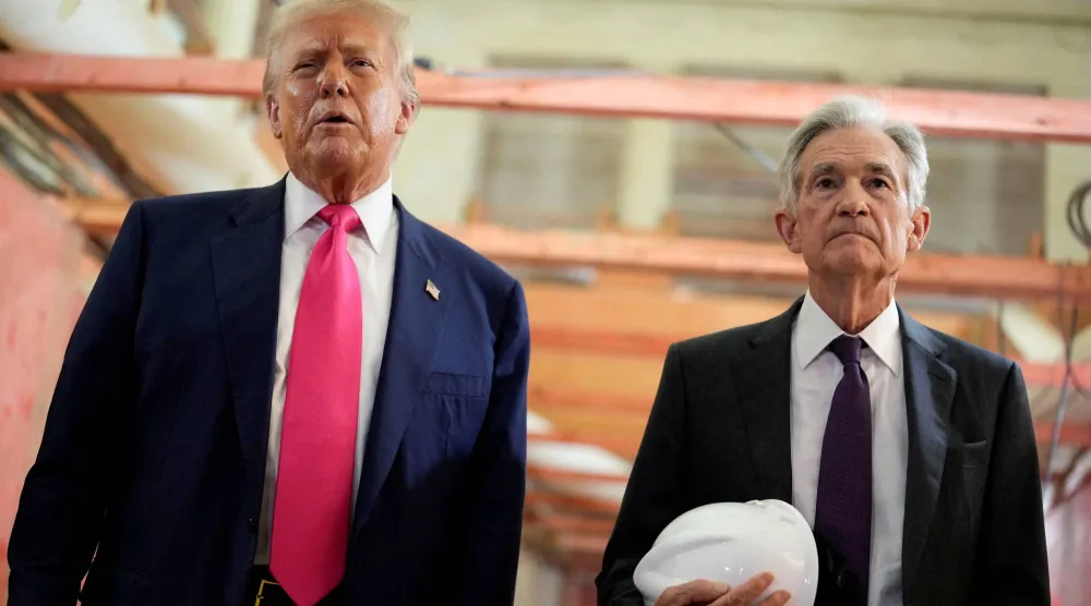 خلال الزيارة المفاجئة التي قام بها ترمب لتفقد أعمال تجديد مبنى الاحتياطي الفيدرالي في يوليو الماضي (رويترز)