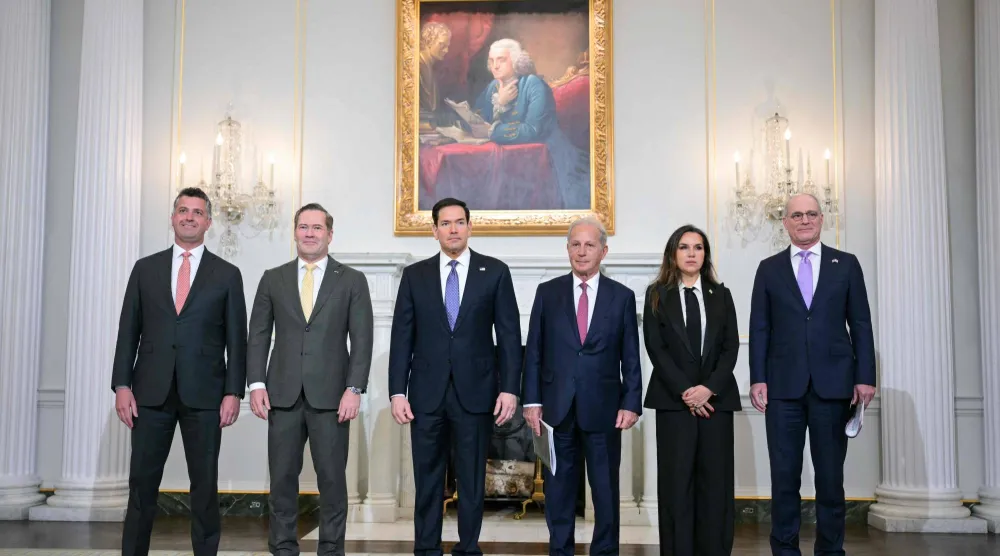 مستشار وزارة الخارجية الأميركية مايكل نيدهام، وسفير الولايات المتحدة لدى الأمم المتحدة مايك والتز، ووزير الخارجية الأميركي ماركو روبيو، وسفير أميركا لدى لبنان ميشيل عيسى، وسفيرة لبنان لدى أميركا ندى حمادة معوض، وسفير إسرائيل لدى أميركا يحيئيل ليتر، يقفون معًا قبل اجتماعهم في وزارة الخارجية في واشنطن (أ.ف.ب)