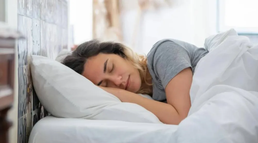 ضغط العين كان أعلى لدى مرضى الغلوكوما الذين ينامون باستخدام وسادتين مقارنة بالاستلقاء بشكل مسطح (بكسلز)