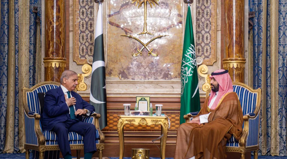 ولي العهد السعودي الأمير محمد بن سلمان مستقبلاً رئيس الوزراء الباكستاني محمد شهباز شريف في جدة الأربعاء (واس)