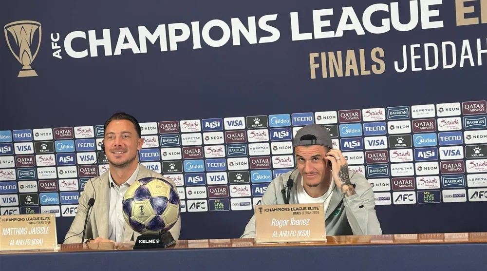 الألماني ماتياس يايسله مدرب فريق الأهلي رفقة إيبانيز (الشرق الأوسط) 