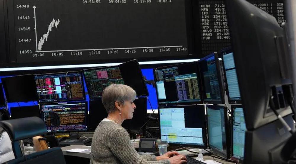 متداولة تعمل في بورصة فرانكفورت (رويترز)