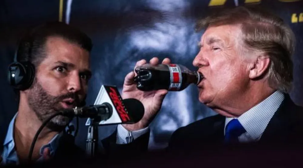 الرئيس الأميركي دونالد ترمب أثناء تناوله مشروباً غازياً (أ.ف.ب) 