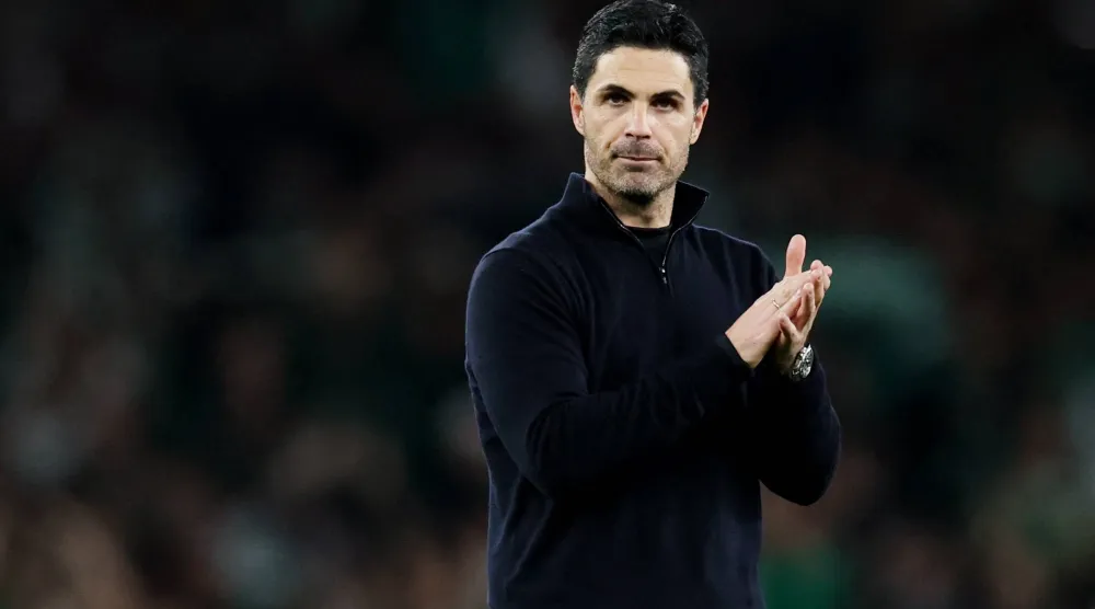 أرتيتا واثق بآرسنال بعد تأهُّل صعب إلى نصف النهائي (رويترز)