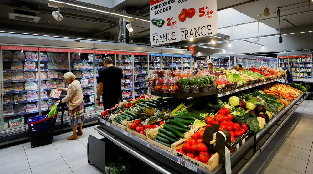 متسوقون داخل أحد المتاجر الكبرى في نيس بفرنسا (رويترز)