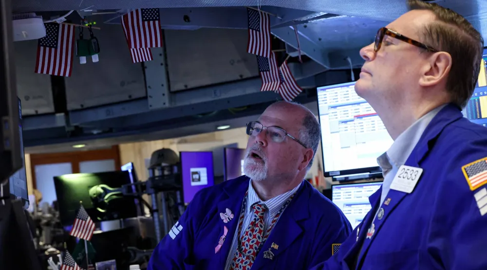 متداولون يعملون في بورصة نيويورك (رويترز)