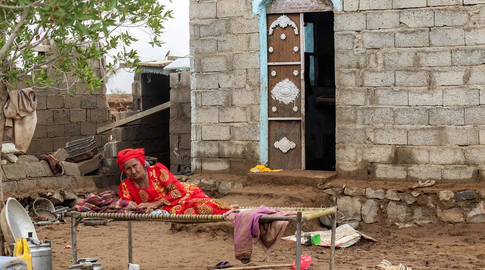 ملايين اليمنيين يعيشون أوضاعاً إنسانية صعبة في ظل نقص المساعدات وتغيرات المناخ (أ.ف.ب)