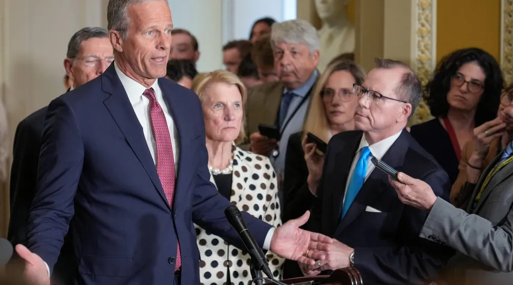 السيناتور جون ثون يتحدث في الكونغرس يوم 14 أبريل 2026 (أ.ب)