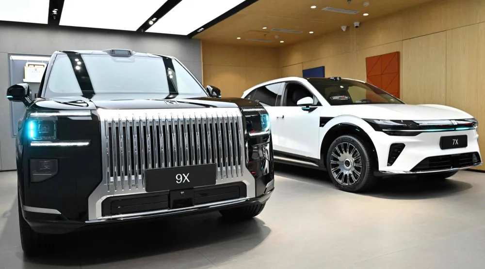 سيارات في صالة عرض في بكين 16 أبريل 2026 (أ.ف.ب)