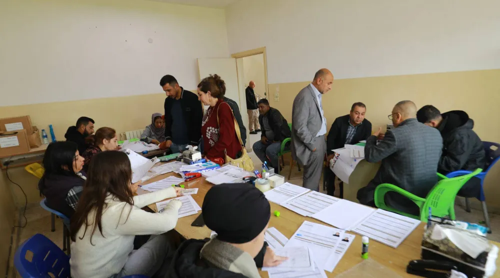 زحمة حضور كردي في مركز حكومي في المالكية القديمة بمنطقة القامشلي (أ.ف.ب)