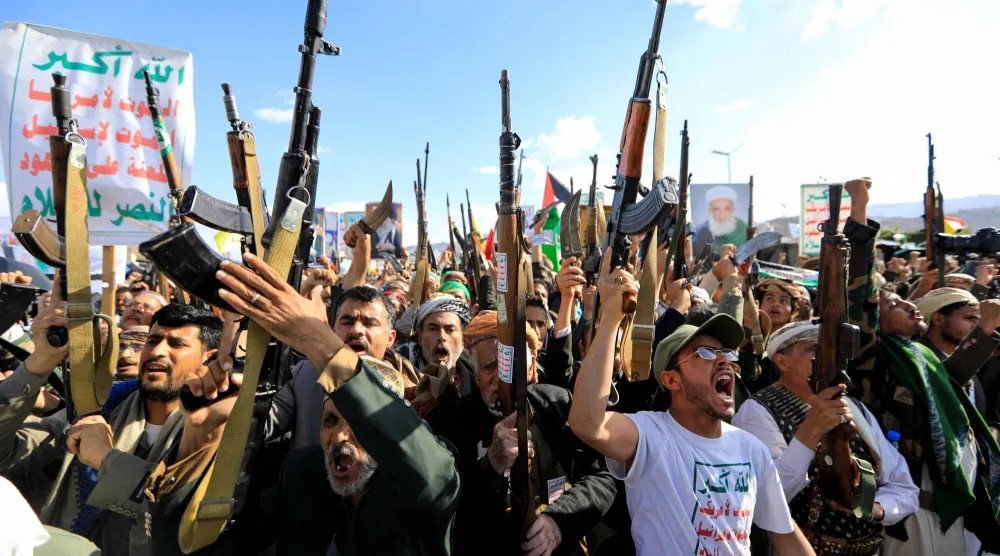 مسلحون حوثيون خلال حشد للجماعة في صنعاء للتضامن مع إيران (أ.ف.ب)