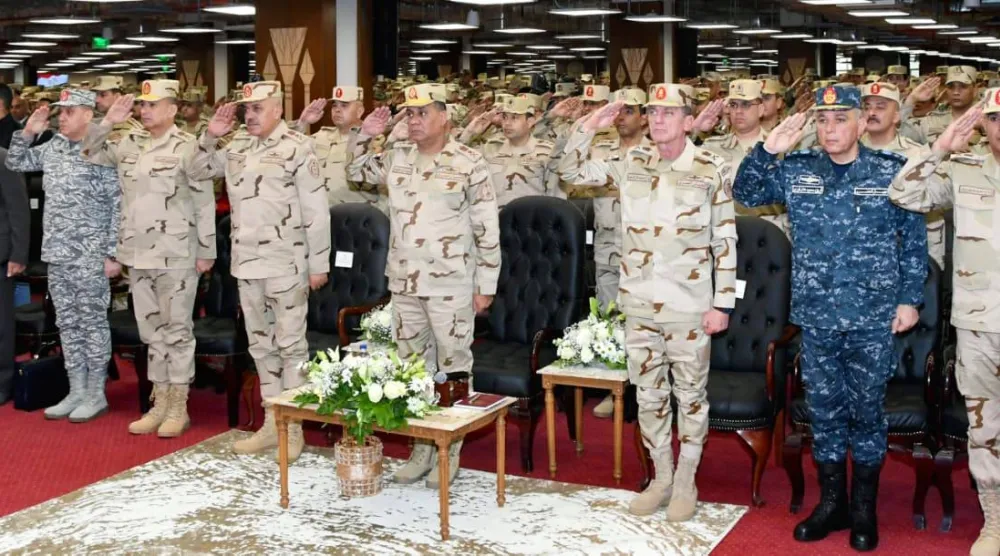 وزير الدفاع المصري أكد على علاقات التلاحم والتواصل الدائمة بين القوات المسلحة والشرطة المدنية (المتحدث العسكري)