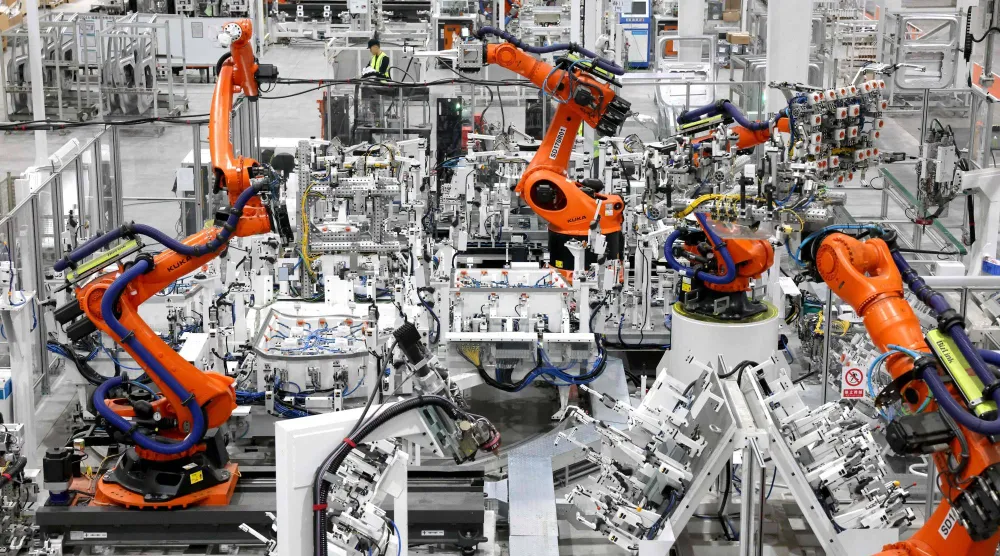 أذرع روبوتية في مصنع بمدينة فوزو شرق الصين (أ.ف.ب)