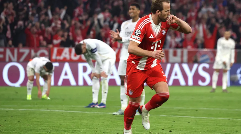 كين يحتفل بتأهل بايرن ميونيخ وسط خيبة أمل لاعبي الريال (أ.ف.ب)