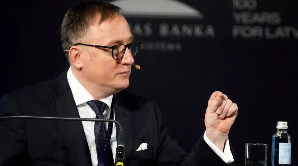 مارتينز كازاكس يلقي كلمة خلال مؤتمر اقتصادي في ريغا بلاتفيا (رويترز)