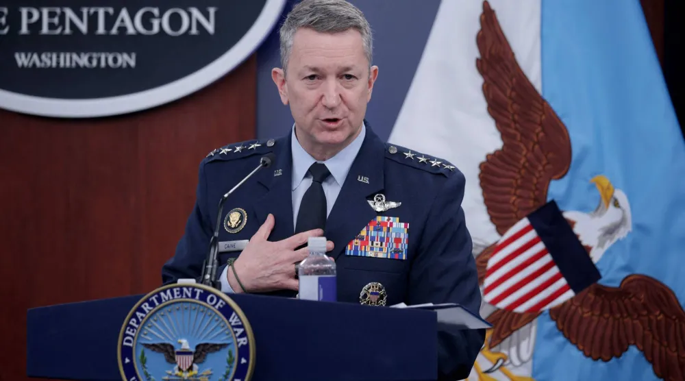 رئيس هيئة الأركان الأميركية ‌المشتركة ‌الجنرال ​دان ‌كين خلال مؤتمر صحافي في البنتاغون بواشنطن الخميس (أ.ف.ب)