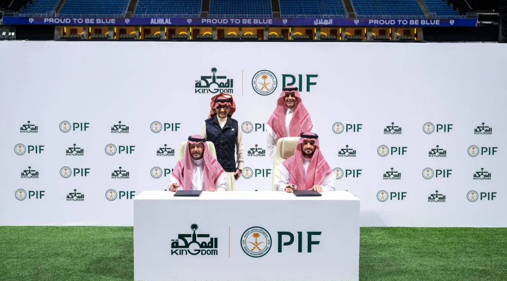 الأمير الوليد بن طلال ويزيد الحميّد خلال توقيع اتفاقية الاستحواذ (صندوق الاستثمارات العامة)