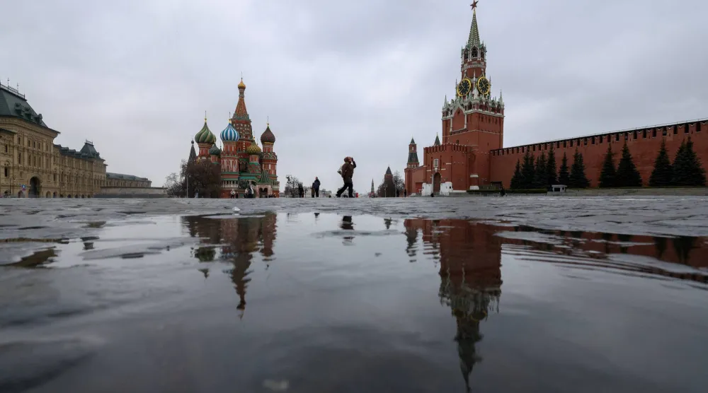 أشخاص يسيرون بالقرب من الكرملين بالساحة الحمراء في يوم ممطر وسط موسكو 9 أبريل 2026 (رويترز)