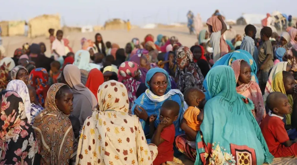 أسر وعائلات في بلدة طويلة بولاية شمال دارفور فرّت من العنف في الفاشر (الهلال الأحمر)