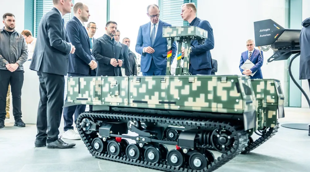 المستشار الألماني والرئيس الأوكراني يحضران عرضاً لعربة عسكرية «يتم التحكم فيها عن بعد» بمعرض لمشروعات مشتركة بين بلديهما في برلين الثلاثاء (د.ب.أ)