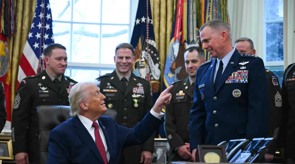 ترمب لدى استقباله الجنرال غريغوري غيو قائد قيادة الدفاع الجوي لأميركا الشمالية في البيت الأبيض 15 ديسمبر 2025 (أ.ف.ب) 