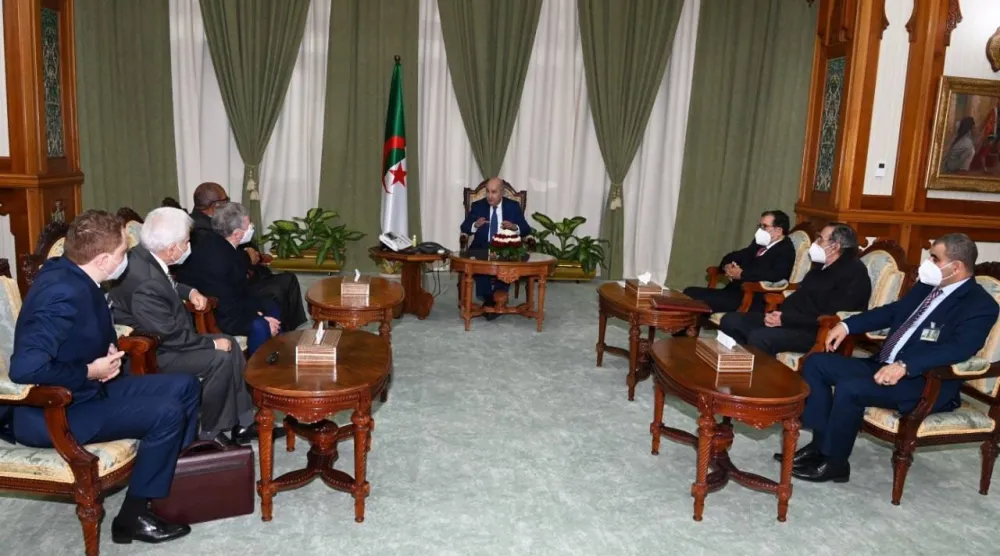 أعضاء لجنة الذاكرة خلال اجتماع لهم بالرئيس تبون نهاية 2022 (الرئاسة الجزائرية)