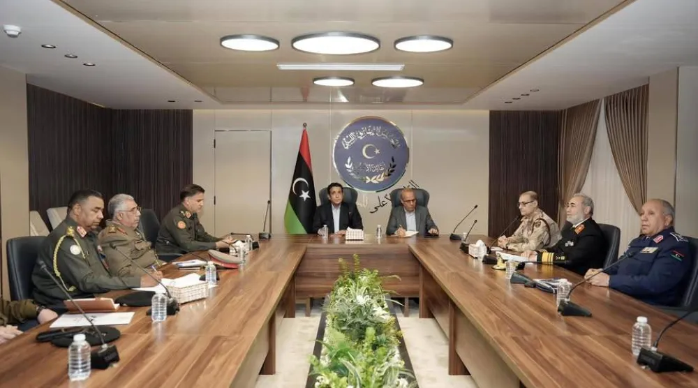 المنفي خلال ترؤسه اجتماعاً عسكرياً موسعاً في طرابلس (مكتب المنفي)