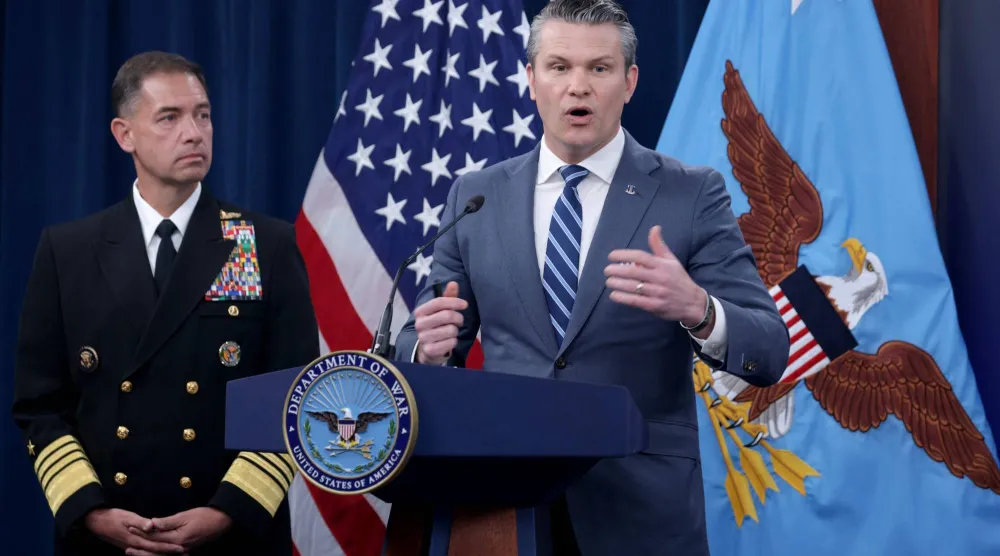 وزير الحرب الأميركي بيت هيغسيث يتحدث بينما يستمع إليه الأدميرال براد كوبر قائد القيادة المركزية الأميركية خلال مؤتمر صحافي بالبنتاغون في أرلينغتون بولاية فيرجينيا 16 أبريل 2026 (أ.ف.ب)